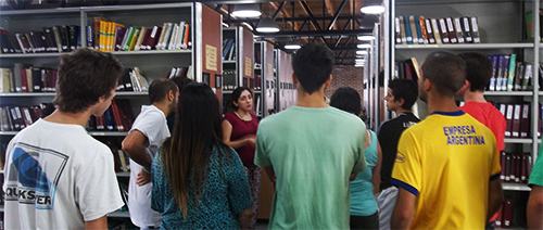 El taller instruye a los alumnos ingresantes sobre los servicios electrónicos e in situ de la Biblioteca y el funcionamiento de nuestras dos sedes.