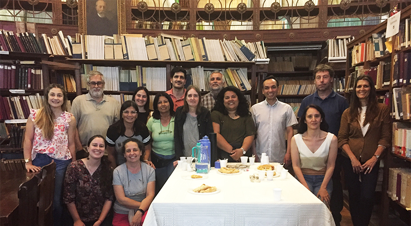 La jornada tuvo su cierre con una visita a la Biblioteca del Museo en la que se compartió un momento de charla e intercambios entre los alumnos del taller de la Egicyt, el Dr. Bonomo y el personal de la Biblioteca.