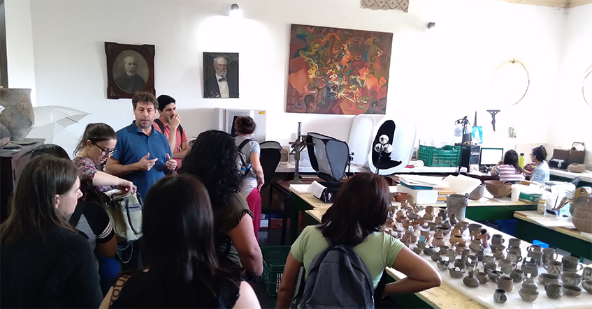 El Dr. Mariano Bonomo conduciendo la visita en la División Arqueología.