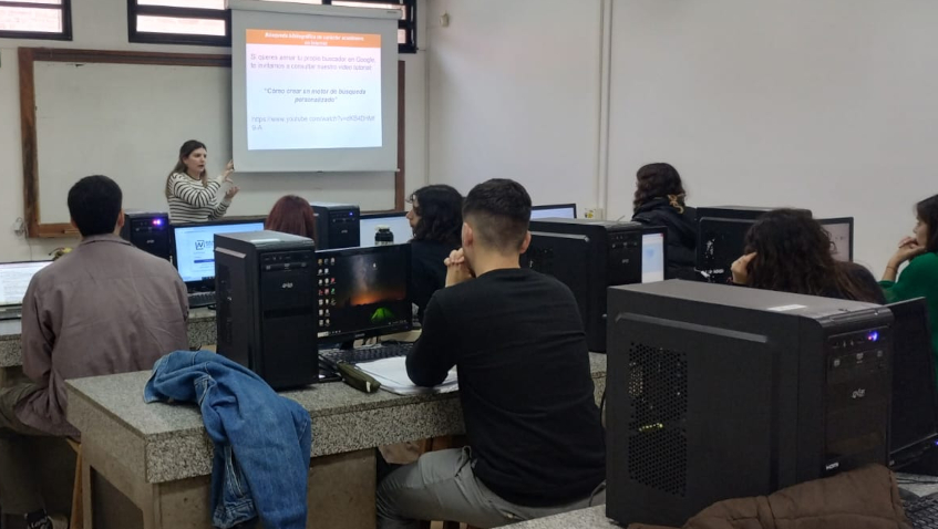 Camila González Adel y Mónica Hidalgo de la BFA, brindaron el taller de búsqueda de bibliografía académica en Internet a alumnos de Prehistoria Extra-americana.
